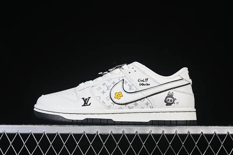 All Categories Nk SB Dunk Series Nk SB Dunk Low High-end Customized Low-top Sneakers Nike SB Dunk Low LV Rabbu Three-Party Co-branded White Carbon Black High-end Customized Low-top Casual Sneakers SC0601-455